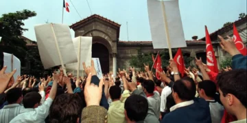 Bremen Bans Classroom Hand Gesture Over Extremist Symbol 'Silent Fox' Concerns