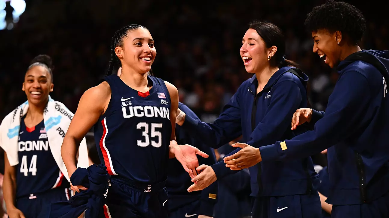 Azzi Fudd Leads UConn to Statement Win Over No. 4 South Carolina , Azzi Fudd, UConn Huskies, South Carolina, 71-game streak