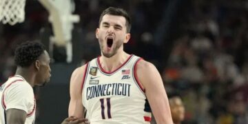 UConn vs Marquette, UConn basketball, Alex Karaban 3-pointer