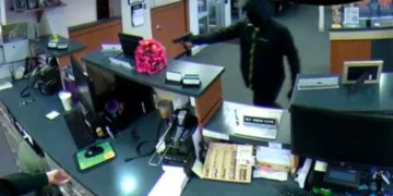 detectives-seek-help-thompson-bank-robbery-suspect