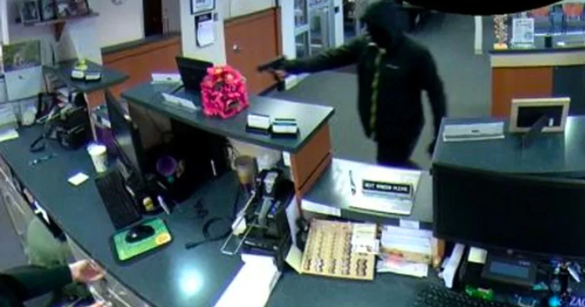 detectives-seek-help-thompson-bank-robbery-suspect