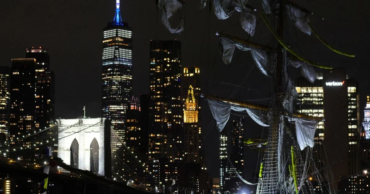 mexican-navy-ship-collision-brooklyn-bridge-injuries